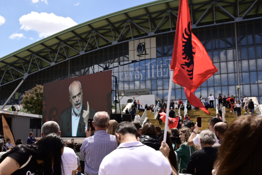 Γιγαντοοθόνη έξω από το Κλειστό του Γαλατσίου, κατά την ομιλία Ράμα σε ομοεθνείς του